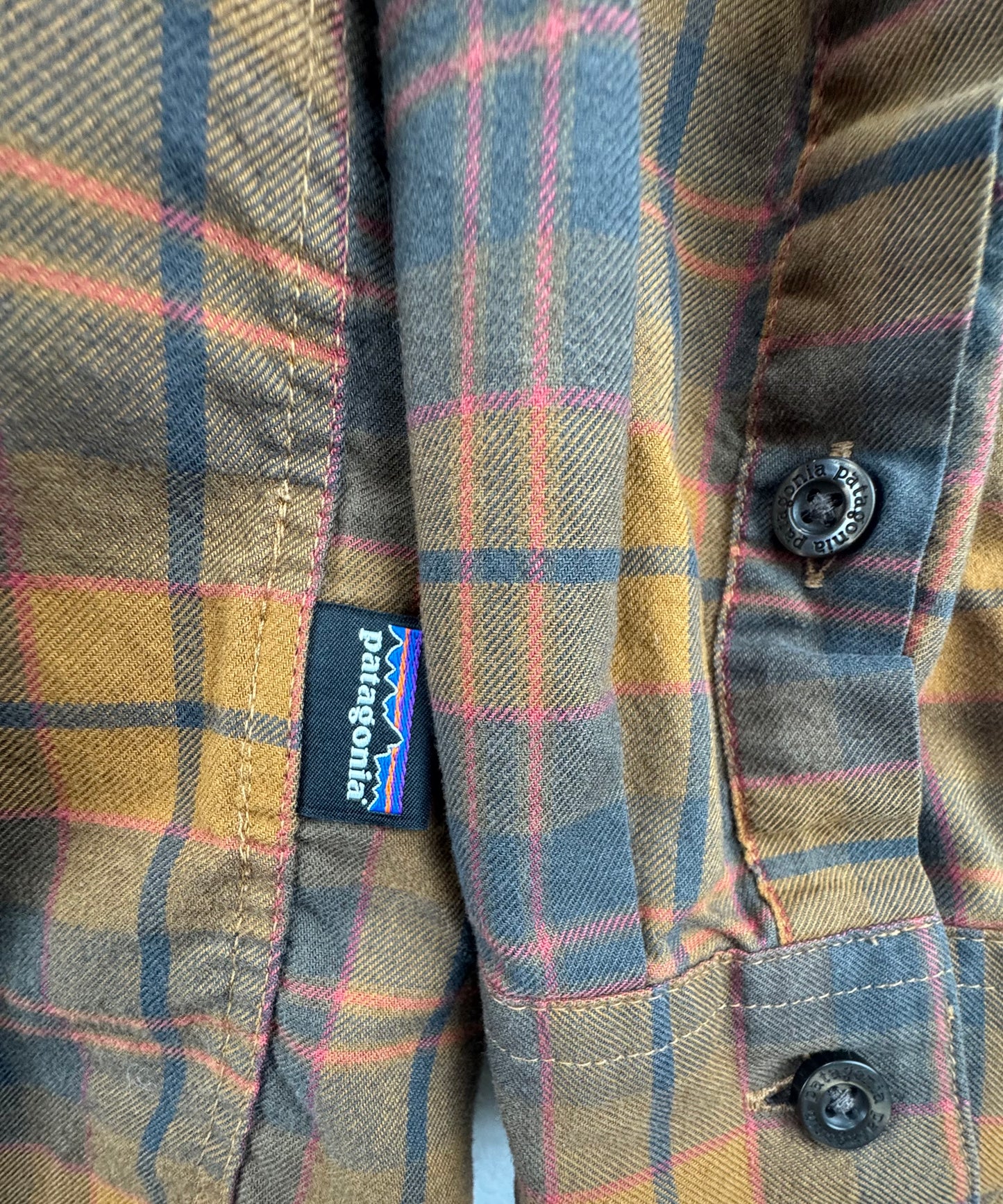 Patagonia Organic Cotton Plaid Button-Up Shirt – Brown/Tan Plaid – Men's Large